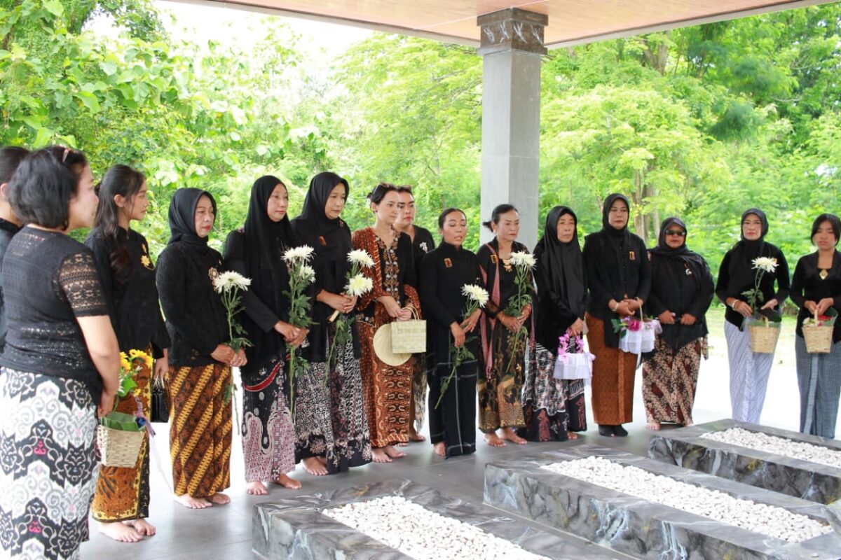 Puluhan Perempuan “Kebaya Nusantara” Tabur Bunga di TMP Kusuma Bhakti: Tanamkan Jiwa Nasionalisme di Hari Pahlawan