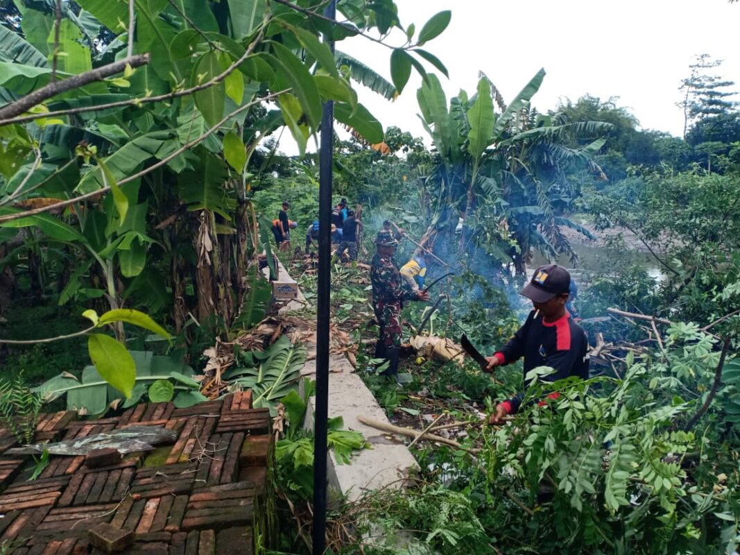 Tanggul Amblas, Babinsa Koramil 20/Cawas Bergerak Cepat Bersama BBWS dan Warga Bersihkan Sungai di Desa Bawak