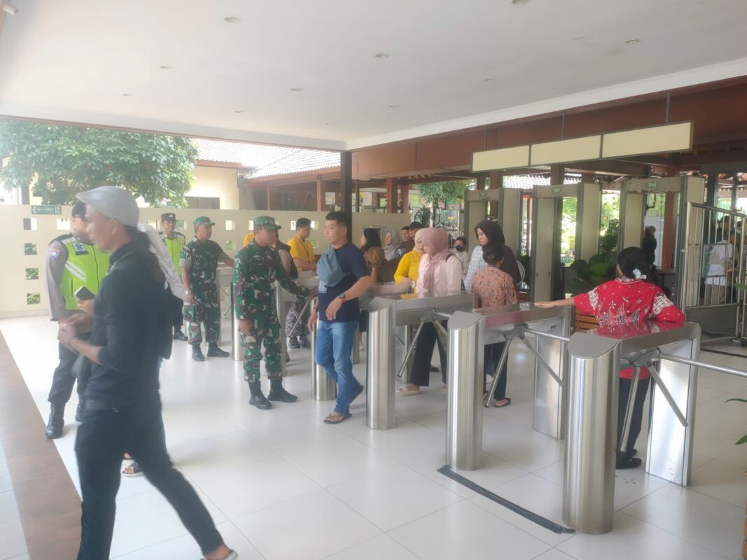 Koramil Prambanan Kodim 0723/Klaten Bersama Polsek Prambanan Amankan Masa Ramai Natal 2025 Di TWC Candi Prambanan