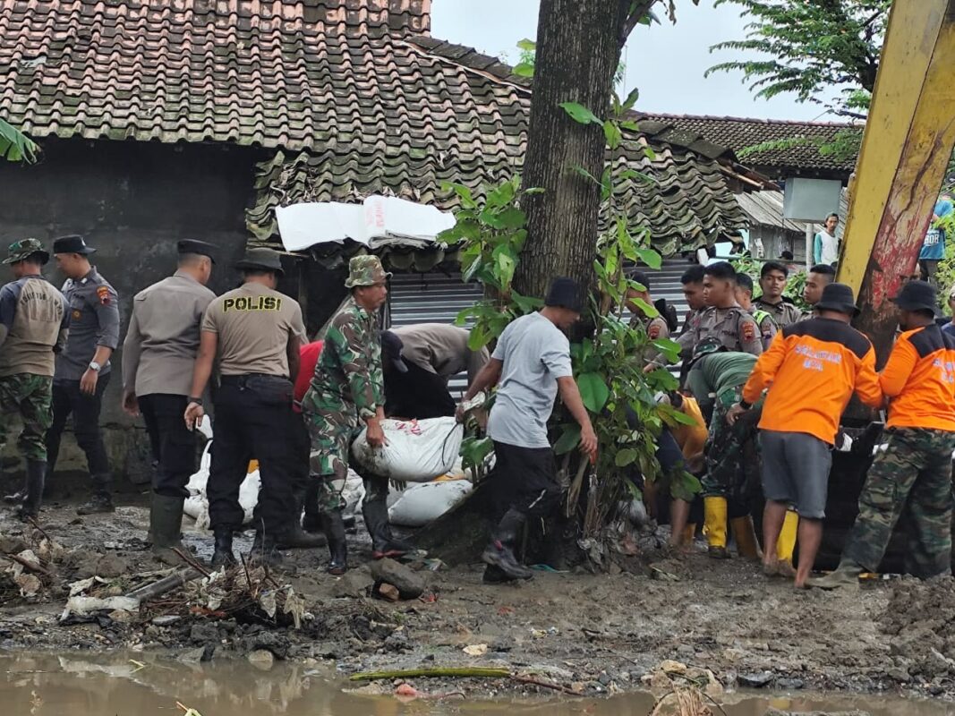 Penanganan Darurat Tanggul Jebol Sungai Dengkeng, Aparat dan Warga Bersinergi Melalui Karya Bakti