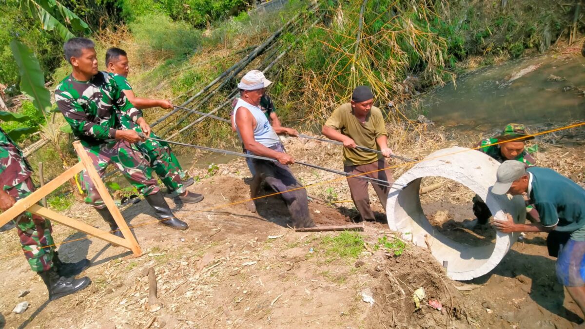 Gotong Royong Tanpa Batas, Warga dan TNI Bahu-Membahu Bangun Jembatan Garuda di Burikan