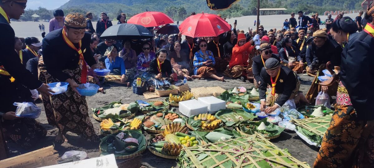 Ritual Langka 8 Tahunan, Karaton Surakarta Gelar Labuhan Ubo-rampé Adang DAL 1959 di Parangkusumo