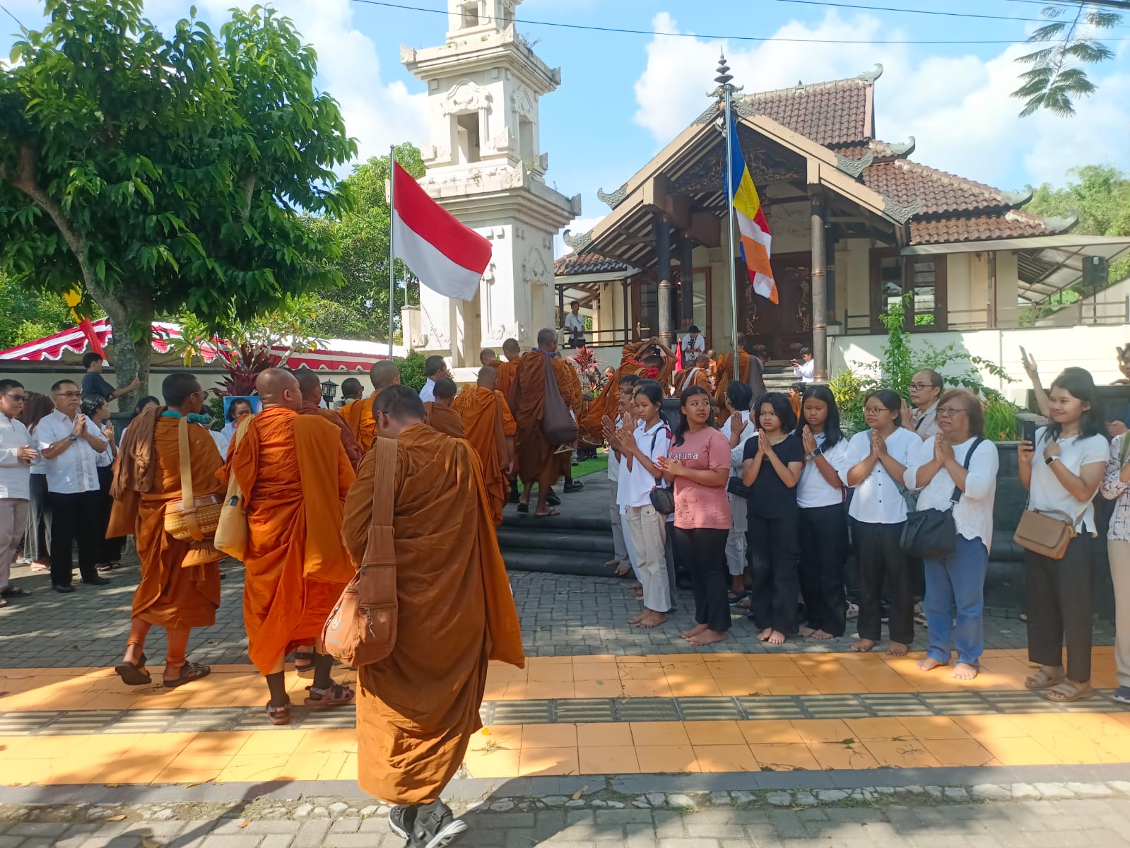 Bhikkhu Thudong IWFP 2026 Tiba di Klaten, Ribuan Warga Sambut Perjalanan Damai Menuju Borobudur
