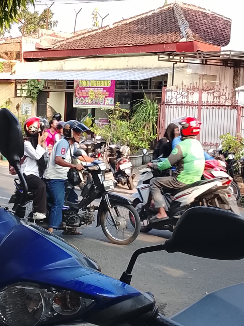 Kepedulian Tanpa Henti, Umi Evi Salurkan Sembako untuk Anak Yatim, Pembangunan Ponpes Sapu Jagad Terus BerjalanMenulis
