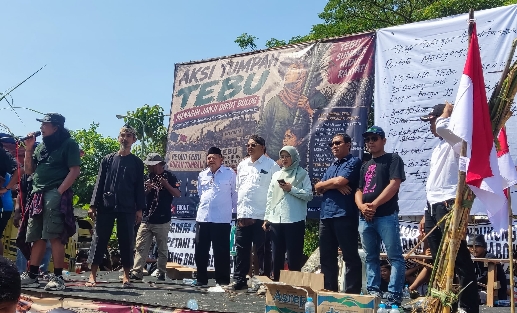 Ratusan Petani Tebu Blora Tumpahkan Tebu di Depan PG GMM, Tagih Janji Bulog dan Desak Pabrik Kembali Beroperasi.