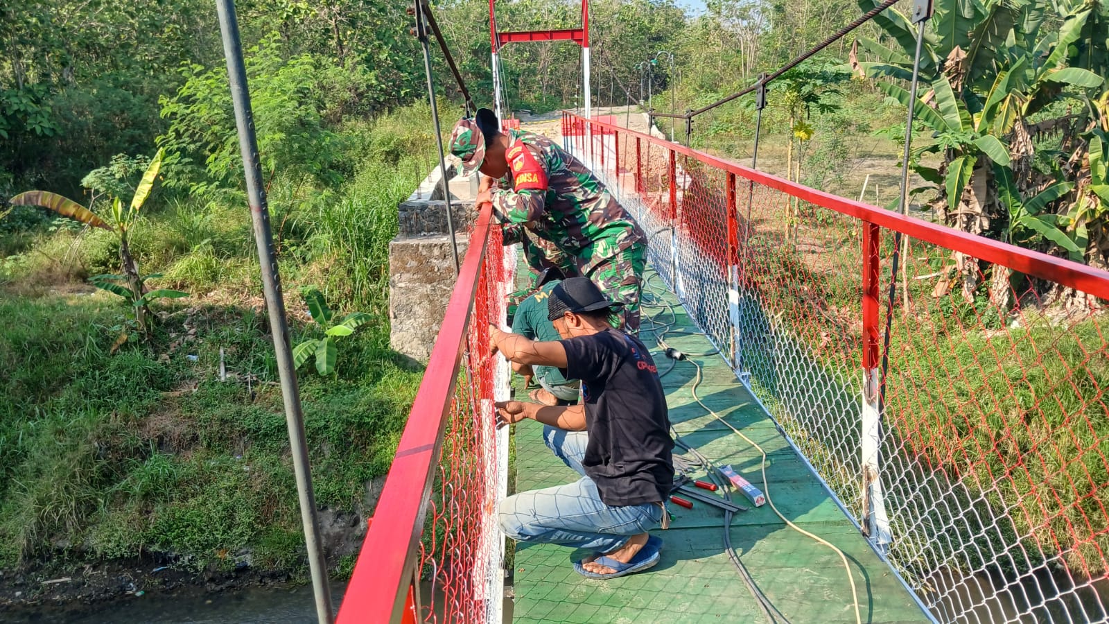 Pemasangan Kawat Harmonika Jembatan Gantung Garuda Di Desa Karangpakel Terus Dikebut