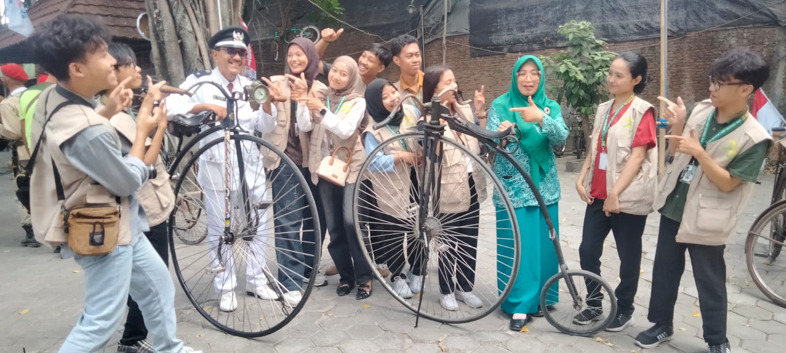 Ratusan Onthelis Sukoharjo Gelar Upacara HUT ke-81, Jaga Tradisi dan Lestarikan Sepeda Tua