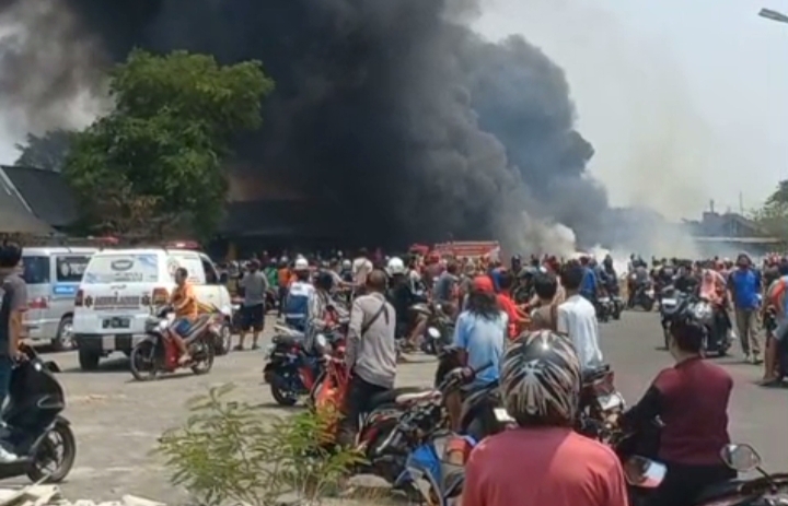Api Melalap Tumpukan Rosok di Kartasura, Puluhan Armada Pemadam Dikerahkan