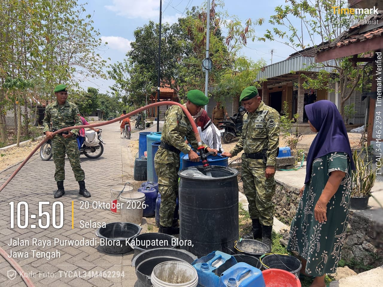 Di Tengah Kekeringan Blora, Yonif TP 453/Satria Wilatikta Hadir Antar Air Bersih untuk Warga